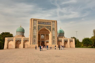 Taşkent, Özbekistan; Eylül, 16. 2024; Özbekistan 'ın Taşkent kentindeki önemli bir tarihi mekan olan görkemli Barak Khan Madrasah. Karmaşık fayanslar ve Kureyş yazıtlarıyla süslenmiş büyük merkezi kapı iki turkuaz kubbeli yapının arasında yer alır.