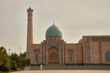 Taşkent, Özbekistan; 16 Eylül 2024; Taşkent, Özbekistan 'daki Hazrati İmam Camii ve Madrasah Kompleksi, İslam mimarisinin dikkate değer bir örneğidir. Bu ikonik alan çarpıcı turkuaz kubbeler içeriyor.