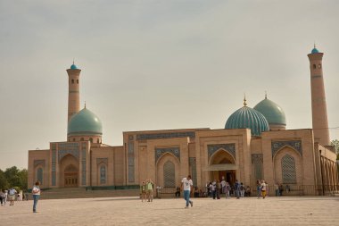 Taşkent, Özbekistan; 16 Eylül 2024; Taşkent, Özbekistan 'daki Hazrati İmam Camii ve Madrasah Kompleksi, İslam mimarisinin dikkate değer bir örneğidir. Bu ikonik alan çarpıcı turkuaz kubbeler, uzun minareler ve karmaşık döşemeler içerir. 