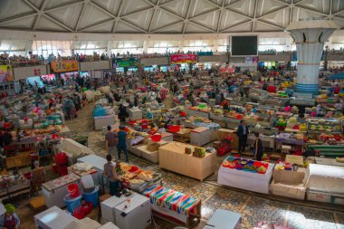 TASHKENT, UZBEKISTAN - 16 Eylül 2024: Taşkent, Özbekistan 'daki Chorsu Çarşısı' ndaki yuvarlak pavyon, tarım ticaretinin canlı bir merkezidir. Çarpıcı mavi kubbesiyle bilinen bu ikonik pazar, Tashkents ticari hayatının merkezi bir parçasıdır.. 