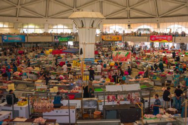 TASHKENT, UZBEKISTAN - 16 Eylül 2024: Taşkent, Özbekistan 'daki Chorsu Çarşısı' ndaki yuvarlak pavyon, tarım ticaretinin canlı bir merkezidir. Çarpıcı mavi kubbesiyle bilinen bu ikonik pazar, Tashkents ticari hayatının merkezi bir parçasıdır.. 