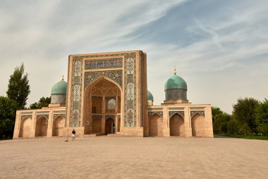Taşkent, Özbekistan; Eylül, 16. 2024; Özbekistan 'ın Taşkent kentindeki önemli bir tarihi mekan olan görkemli Barak Khan Madrasah. Karmaşık fayanslar ve Kureyş yazıtlarıyla süslenmiş büyük merkezi kapı iki turkuaz kubbeli yapının arasında yer alır.