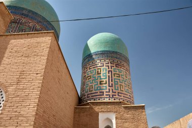 Özbekistan 'ın Semerkand kentindeki Shakhi Zinda Anıt Kompleksi Timurid döneminden bir mimari başyapıttır. Bu fotoğraf, bu tarihi kompleksin bir parçasını oluşturan çarpıcı mavi kiremitli kubbeleri ve cami kulelerini yakalıyor.. 