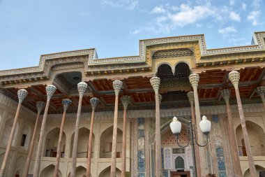 Özbekistan 'ın Buhara kentinde karmaşık şekilde oyulmuş ahşap sütunlara sahip antik cami, geleneksel İslami mimarinin çarpıcı bir örneği. Detaylı işçiliği ve eşsiz tasarımıyla tanınır.