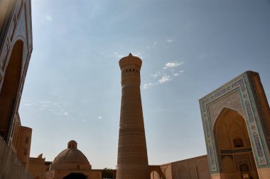 Büyüleyici Kalyan Minaresi 'nin yer aldığı Po-i-Kalyan Cami Kompleksi, Özbekistan' ın Buhara kentinin en ünlü simgelerinden biridir. 45 metre yüksekliğindeki minare, zarif tuğla işçiliği ve antik tarihi ile tanınır.
