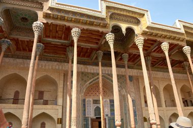 Özbekistan 'ın Buhara kentinde karmaşık şekilde oyulmuş ahşap sütunlara sahip antik cami, geleneksel İslami mimarinin çarpıcı bir örneği. Detaylı işçiliği ve eşsiz tasarımıyla tanınır., 