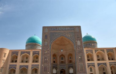 Özbekistan 'ın Buhara kentinin göbeğinde yer alan Kalon Camii, İslami mimarinin anıtsal bir parçası ve kentin en çok ziyaret edilen turistik merkezlerinden biri. 16. yüzyılda inşa edilen yapı, Po-i-Kalyan 'ın bir parçası olarak duruyor. 