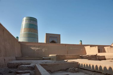 Özbekistan 'ın tarihi Khiva kentindeki İslami mimarinin bir başyapıtı olan Kalta Minor Minaret. Antik İpek Yolu 'nda yer alan minare, canlı turkuaz fayansları ve karmaşık desenleriyle zengin kültürü sembolize ediyor. 
