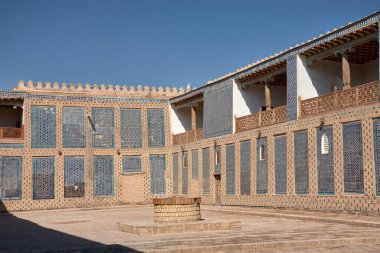 Taş Saray olarak da bilinen Tash Khauli Sarayı, Özbekistan 'ın Khiva kentindeki 19. yüzyıl mimarisinin çarpıcı bir örneği. Bir zamanlar Khivan Han 'ın yazlık evi olan saray, karmaşık İslami süslemeleriyle ünlüdür. 