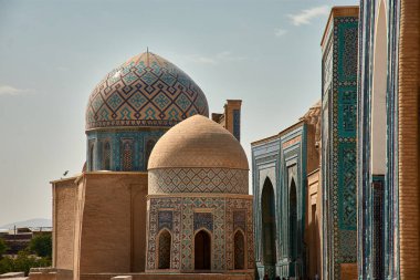 Özbekistan, Semerkant 'ta yer alan Şahin-i Zinda Anıtmezar, Timurid mimarisinin nefes kesici bir örneğidir. Bu resim, Shohizinda Mezarlığı 'ndaki karmaşık mahzenlere odaklanarak İslami seramik işçiliğin çarpıcı işçiliğini gözler önüne seriyor. 