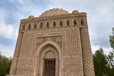 Özbekistan 'ın Bukhara kentindeki huzurlu bir parkta bulunan Samanid Mozolesi, Orta Asya' nın en önemli mimari hazinelerinden biridir. 9. yüzyılda inşa edilen bu taş anıt mezar, erken dönem İslam mimarisinin bir başyapıtı olarak kabul edilir.. 