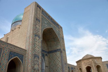 Özbekistan 'ın Buhara kentindeki Poi Kalyan Madrasa avlusu İslami mimari ve tasarımın çarpıcı bir örneğidir. Bu tarihi medrese büyük Po-i-Kalyan kompleksinin bir parçasıdır, ünlü Kalyan Camii ve Minare 'yi de içerir.. 