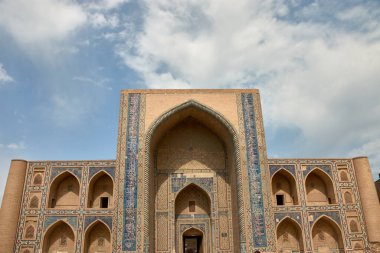 Özbekistan 'ın Buhara kentindeki Ulugbek Madrasa, 15. yüzyıldan kalma İslami mimari ve eğitimin dikkate değer bir örneğidir. Ünlü bilgin ve hükümdar Ulugbek tarafından görevlendirilen bu medrese, yüzyıllar boyunca bir eğitim merkezi olarak hizmet verdi.. 