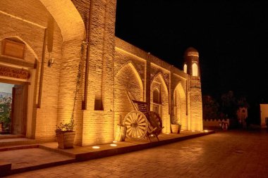 Özbekistan 'ın Khiva kentindeki Itchan Kala' nın güzel aydınlatılmış tarihi mimarisi. Itchan Kala, antik duvarları, minareleri ve medreseleriyle iyi korunmuş bir UNESCO Dünya Mirası Alanıdır.. 