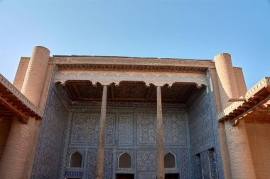 Taş Saray olarak da bilinen Tash Khauli Sarayı, Özbekistan 'ın Khiva kentindeki 19. yüzyıl mimarisinin çarpıcı bir örneği. Bir zamanlar Khivan Han 'ın yazlık evi olan saray, karmaşık İslami süslemeleriyle ünlüdür.