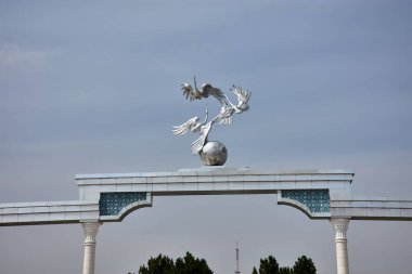 Özbekistan 'ın Taşkent kentindeki Independence Square' de yer alan Ezgulik Kemeri, barış ve refahın çarpıcı bir simgesidir. Kemer meydanın kalbinde dimdik duruyor, umut ve özgürlüğü temsil eden leylek heykelleriyle süslenmiş..