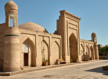 Özbekistan 'ın antik Khiva kentindeki ortaçağ binası. Karmaşık tuğla ve yumuşak gece aydınlatması yapının mimari güzelliğini ve tarihsel önemini vurguluyor..