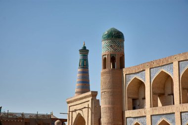 Özbekistan 'ın tarihi Khiva kentinde bulunan Kutlug Murad Inaq Madrasah, İpek Yolu boyunca İslami mimarinin çarpıcı bir örneğidir. 18. yüzyılda inşa edilen bu eğitim kurumunda çok güzel fayanslar var.