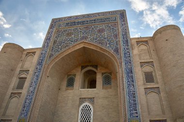 Nadir Divan Begi Khanaka, Özbekistan 'ın Buhara kentindeki tarihi bir anıt. 17. yüzyılda inşa edilen Khanaka, gezginlerin, mistiklerin ve hacıların bir araya geldiği Sufi dini kompleksi olarak hizmet verdi.. 