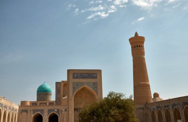 Özbekistan 'ın Buhara kentindeki Poi Kalyan Madrasa avlusu İslami mimari ve tasarımın çarpıcı bir örneğidir. Bu tarihi medrese büyük Po-i-Kalyan kompleksinin bir parçasıdır, ünlü Kalyan Camii ve Minare 'yi de içerir..