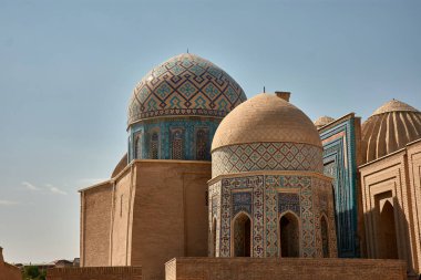 Özbekistan, Semerkant 'ta yer alan Şahin-i Zinda Anıtmezar, Timurid mimarisinin nefes kesici bir örneğidir. Bu resim, Shohizinda Mezarlığı 'ndaki karmaşık mahzenlere odaklanarak İslami seramik işçiliğin çarpıcı işçiliğini gözler önüne seriyor. 