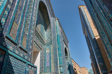 Özbekistan 'ın Semerkand kentindeki Şah-i-Zinda kompleksinde yer alan Emir-Zade ve Shadi-Mulk-Aga mausoleum' un süslü cepheleri Timurid mimarisinin inanılmaz sanatını gözler önüne seriyor. Karmaşık mavi ve turkuaz fayanslarla süslenmiş., 