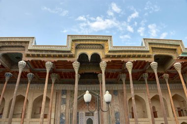 Özbekistan 'ın Buhara kentindeki karmaşık ahşap kolonlara sahip antik cami, geleneksel İslami mimarinin çarpıcı bir örneği.. 