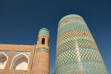 Özbekistan 'ın tarihi Khiva kentindeki İslami mimarinin bir başyapıtı olan Kalta Minor Minaret. Antik İpek Yolu üzerinde yer almaktadır