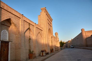 Özbekistan 'ın antik Khiva kentindeki ortaçağ binası. Karmaşık tuğla ve yumuşak gece aydınlatması yapının mimari güzelliğini ve tarihsel önemini vurguluyor.. 