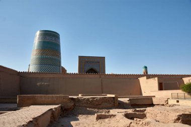 Özbekistan 'ın tarihi Khiva kentindeki İslami mimarinin bir başyapıtı olan Kalta Minor Minaret. Antik İpek Yolu üzerinde yer alan minare, canlı turkuaz fayansları ve karmaşık desenleri ile göze çarpar.