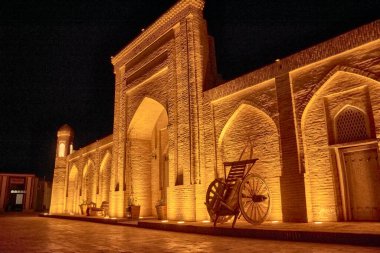 Özbekistan 'ın Khiva kentindeki Itchan Kala' nın güzel aydınlatılmış tarihi mimarisi. Itchan Kala, antik duvarları, minareleri ve medreseleriyle iyi korunmuş bir UNESCO Dünya Mirası Alanıdır.. 