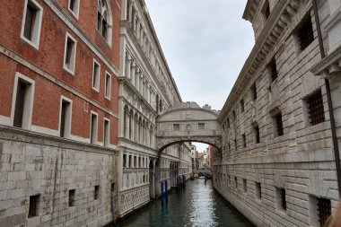 Venedik, İtalya 'daki İç Çekmeler Köprüsü. Gotik mimarisi ve romantik birliktelikleriyle tanınan bu ikonik yapı, Valilik Sarayı 'nı eski hapishaneye bağlayan dar kanalı kapsıyor..
