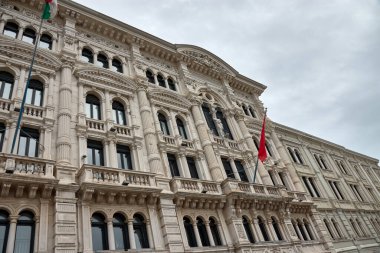 Piazza Unit d 'Italia' nın göbeğinde yer alan Trieste Belediye Binası, şehrin zengin tarihi ve mimari ihtişamının simgesel bir sembolüdür.. 
