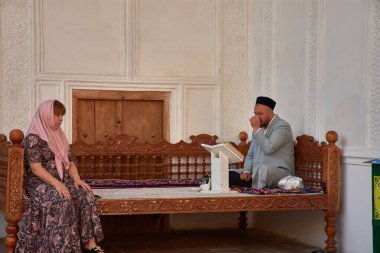 Semerkant, Özbekistan; 18 Eylül 2024: Özbekistan 'ın tarihi Semerkant kentinde bir imam önünde namaz kılan bir kadın. Görüntü, İslam inancı içindeki ruhaniliğin ve bağlılığın özünü güzel bir şekilde aktarıyor..