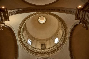 İtalya 'nın Treviso kentindeki Aziz Peter Katedrali (Cattedrale di San Pietro Apostolo) neoklasik mimarinin çarpıcı bir örneğidir..