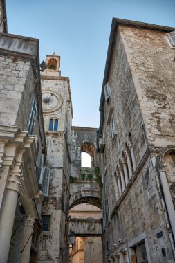 Hırvatistan 'ın Split kentindeki Diocletian Sarayı' nın dört ana girişinden biri olan Demir Kapı, Roma mimarisi ve tarihinin çarpıcı bir örneği.. 
