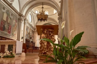 İtalya 'nın Treviso kentindeki Aziz Peter Katedrali (Cattedrale di San Pietro Apostolo) neoklasik mimarinin çarpıcı bir örneğidir..