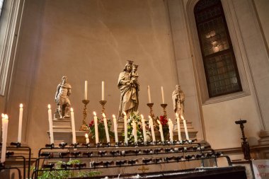 İtalya 'nın Treviso kentindeki Aziz Peter Katedrali' ne (Cattedrale di San Pietro Apostolo) bir dizi mum konuldu. Mumların yumuşak parıltısı ruhani ve düşünceli bir atmosfer yaratır.