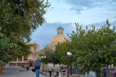 BÜKHARA, UZBEKISTAN; Eylül 19.2024: Toqi Sarrofon Kubbesi, Özbekistan 'ın Buhara şehrinde önemli bir mimari özelliktir. Bu fotoğraf kubbenin eşsiz turkuaz kaplamalı üstünü yakalar.