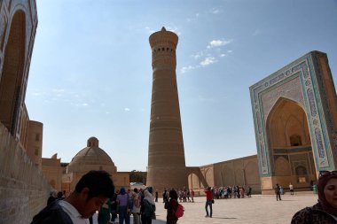 BÜKHARA, UZBEKISTAN; Eylül 19.2024: Büyüleyici Kalyan Minaresi 'nin yer aldığı Po-i-Kalyan Cami Kompleksi, Özbekistan' ın Buhara kentinin en ünlü simgelerinden biridir. 45 metre yüksekliğindeki minare., 