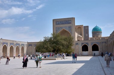 Buhara, Özbekistan; 20 Eylül 2024: Özbekistan 'ın Buhara kentindeki Poi Kalyan Madrasa avlusu İslami mimari ve tasarımın çarpıcı bir örneğidir. Bu tarihi medrese Po-i-Kalyan kompleksinin bir parçasıdır.