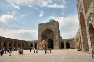 Buhara, Özbekistan; 20 Eylül 2024: Özbekistan 'ın Buhara kentindeki Poi Kalyan Madrasa avlusu İslami mimari ve tasarımın çarpıcı bir örneğidir. Bu tarihi medrese Po-i-Kalyan kompleksinin bir parçasıdır.