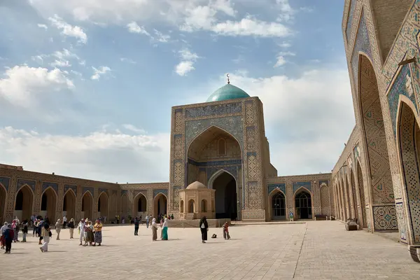Buhara, Özbekistan; 20 Eylül 2024: Özbekistan 'ın Buhara kentindeki Poi Kalyan Madrasa avlusu İslami mimari ve tasarımın çarpıcı bir örneğidir. Bu tarihi medrese Po-i-Kalyan kompleksinin bir parçasıdır.