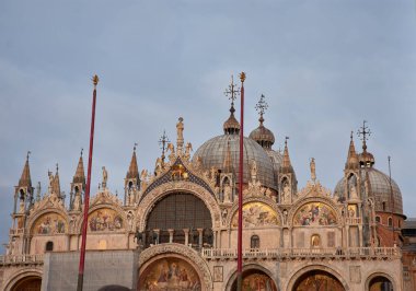 Venedik, İtalya 'daki ikonik St. Mark Bazilikası. Bu Bizans başyapıtı, süslü altın mozaikleri, karmaşık heykelleri ve beş kubbesi ile şehre gelen her ziyaretçi için görülmesi gereken bir şeydir..