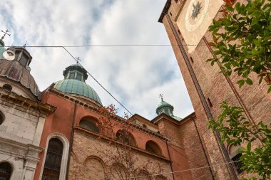 San Pietro Apostolo Katedrali 'nin zarif kubbeleri Treviso, Veneto, İtalya' nın kalbinde yer alan tarihi bir simgedir. Katedrallerin büyük kubbeleri, Venedik mimarisine karşı gururla ayakta duran Rönesans mimarisinin önemli bir özelliği. 
