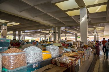 SAMARKAND, UZBEKISTAN; 18, SEPTIEMBRE, 2024: Semerkand, Özbekistan 'daki canlı pazar tarihi İpek Yolu boyunca. Hareketli pazar, taze üretim ve baharatlardan geleneksel el yapımı ürünlere kadar çeşitli ürünler sunan satıcılarla doludur. 