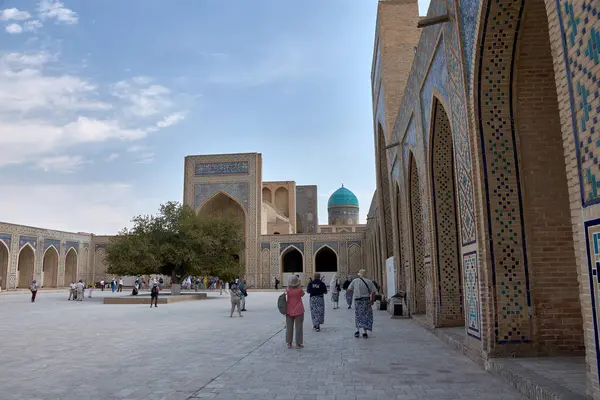 Buhara, Özbekistan; 20 Eylül 2024: Özbekistan 'ın Buhara kentindeki Poi Kalyan Madrasa avlusu İslami mimari ve tasarımın çarpıcı bir örneğidir. Bu tarihi medrese Po-i-Kalyan kompleksinin bir parçasıdır., 
