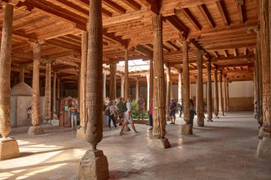 Khiva, Özbekistan; 21 Eylül 2024: Özbekistan 'ın eski Khiva kentindeki Juma Camii' nin sakin ve tarihi iç mekanı. Cami, 200 'den fazla ahşap kolona sahip eşsiz mimari tasarımıyla tanınıyor.