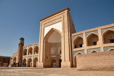 Khiva, Özbekistan; 21 Eylül 2024: Özbekistan 'ın tarihi Khiva kentinde bulunan Kutlug Murad Inaq Madrasah, İpek Yolu boyunca İslami mimarinin çarpıcı bir örneğidir. 18. yüzyılda yapılmış.