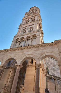 Hırvatistan 'ın Split kentinde yer alan Saint Domnius Katedrali, 4. yüzyıla dayanan çarpıcı bir mimari başyapıt. Aslen İmparator Diocletian 'ın mozolesi olarak inşa edilen katedralde etkileyici bir çan kulesi yer almaktadır. 